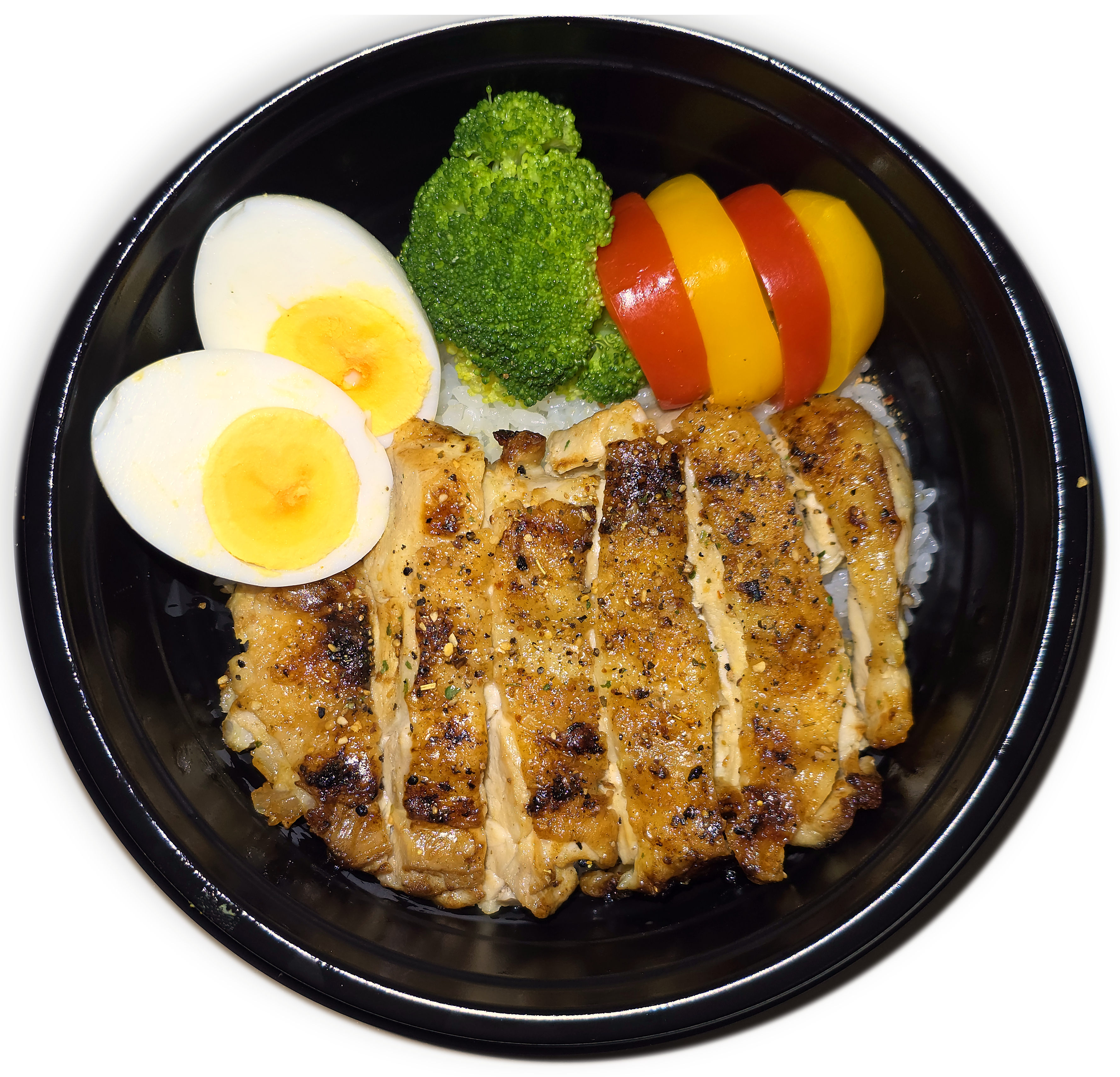 スパイスチキン丼。鶏肉、ご飯、ゆで卵、ブロッコリー、パプリカを盛り付けた実際の商品